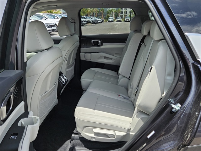 2025 Kia Sorento S photo 4