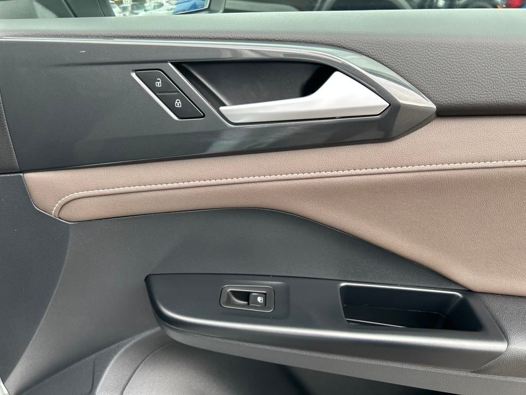 2023 Volkswagen Taos SEL photo 26