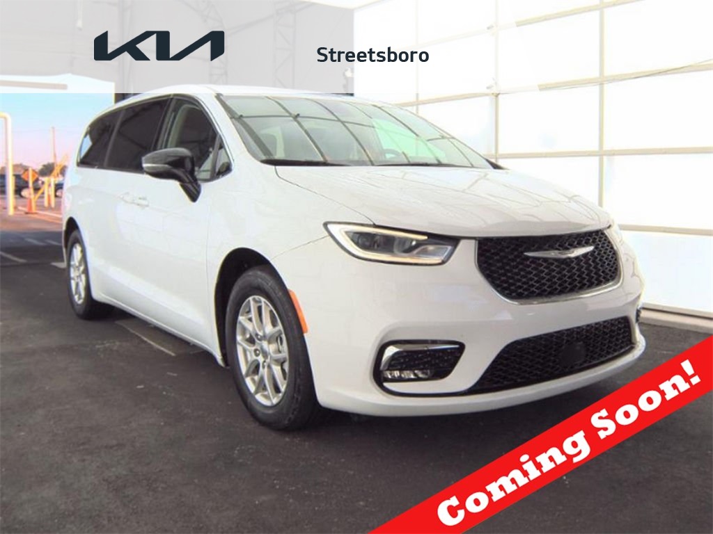 2024 Chrysler Pacifica Touring L's photo