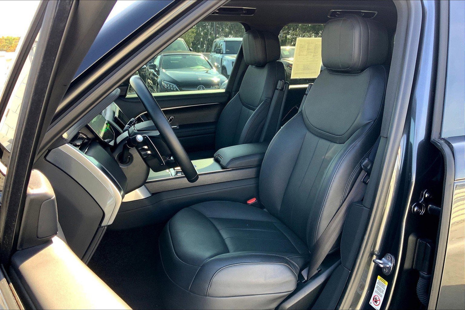 2023 Land Rover Range Rover SE photo 18