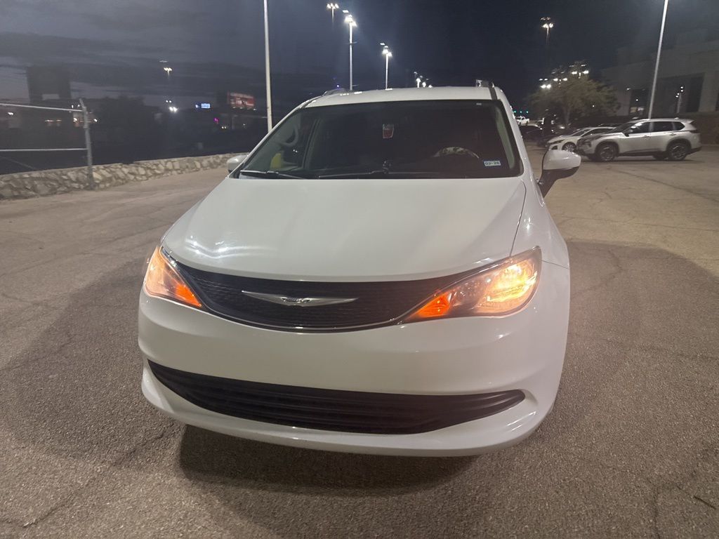 2020 Chrysler Voyager LXi photo 2