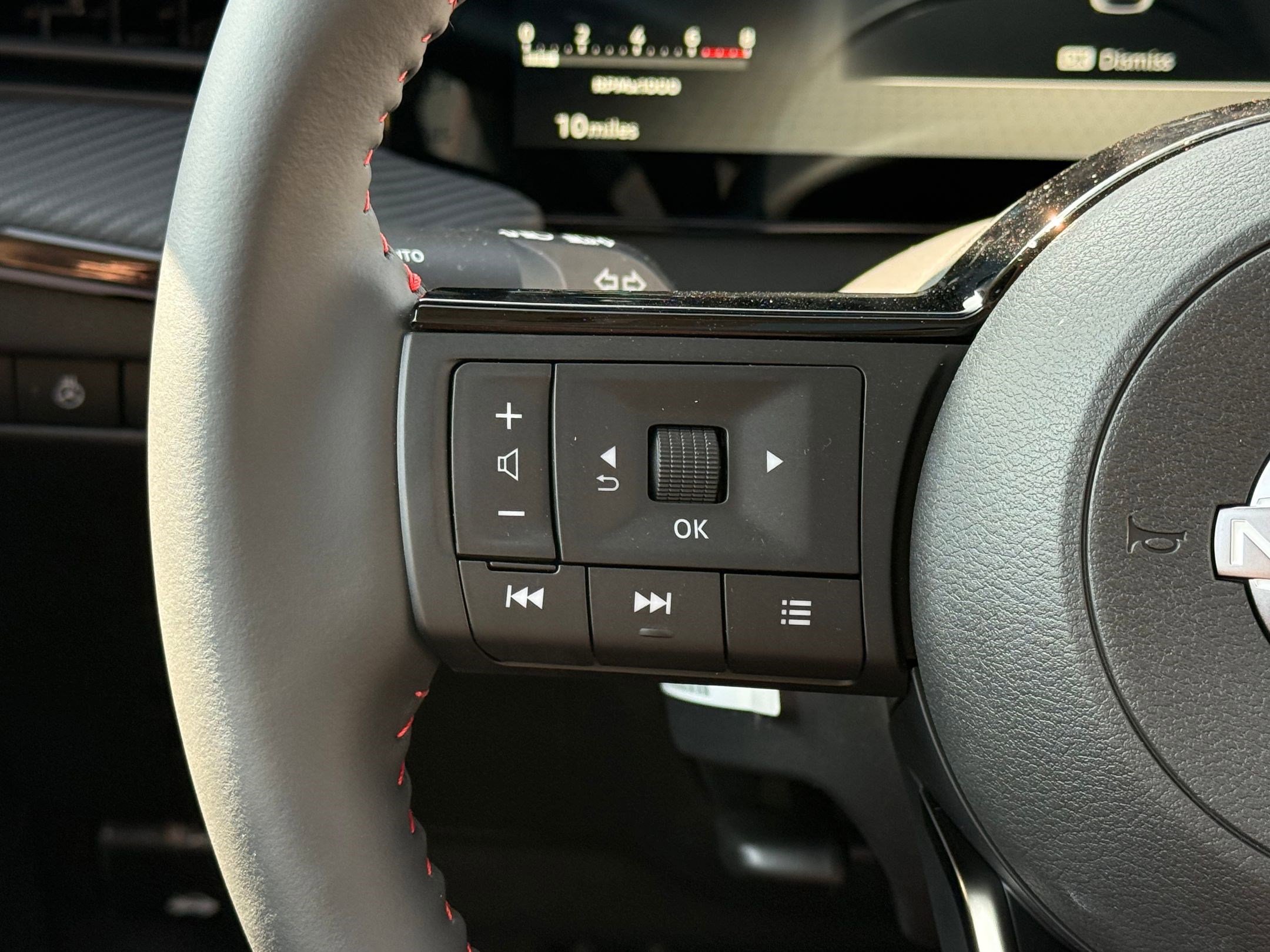 2025 Nissan Kicks SR photo 12