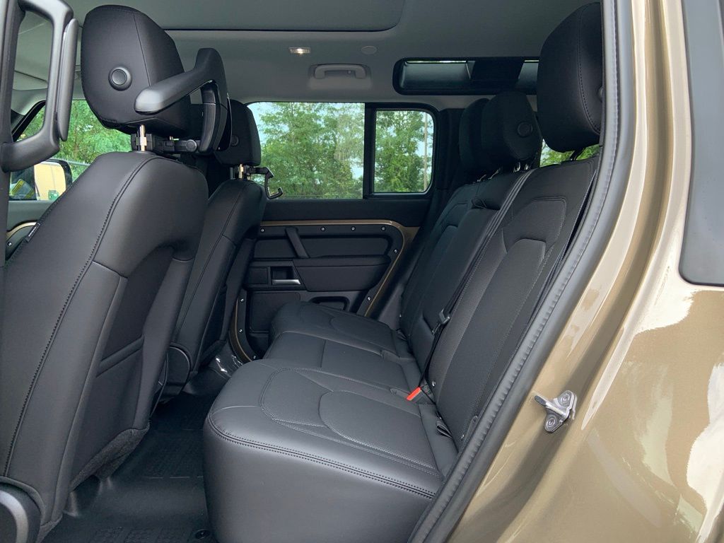 2026 Land Rover Defender 110 S photo 13