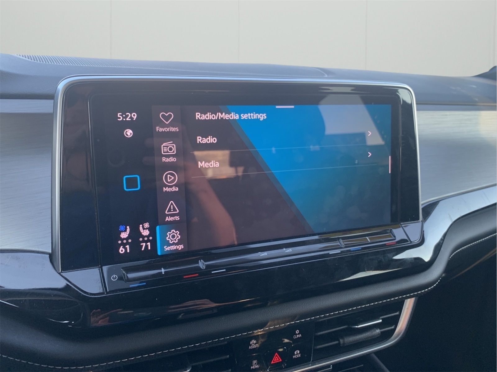 2024 Volkswagen Atlas Cross Sport SE Technology photo 18