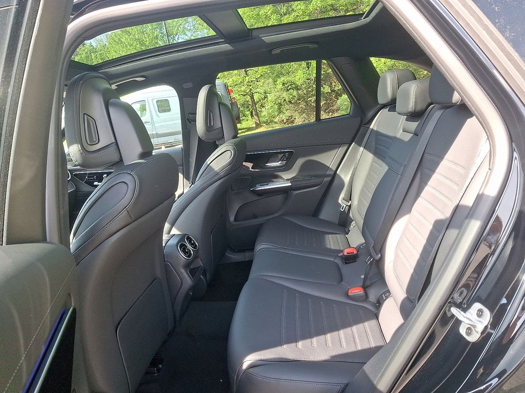2025 Mercedes Benz GLC 300 4MATIC photo 5