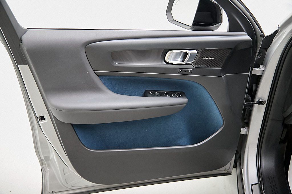 2023 VOLVO XC40 - Image 12