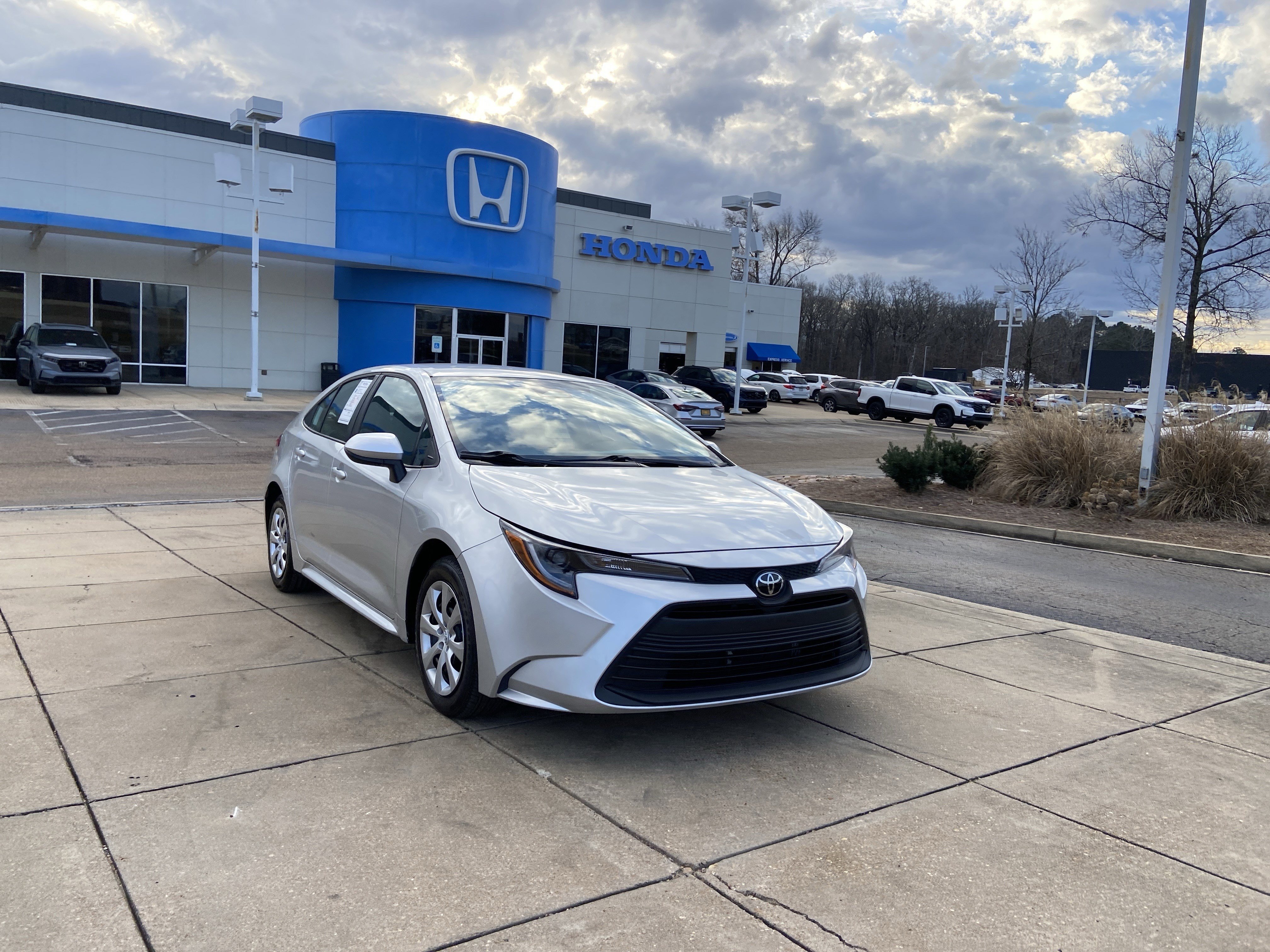 Used 2025 Toyota Corolla LE with VIN 5YFB4MDE3SP279284 for sale in Northfield, Minnesota