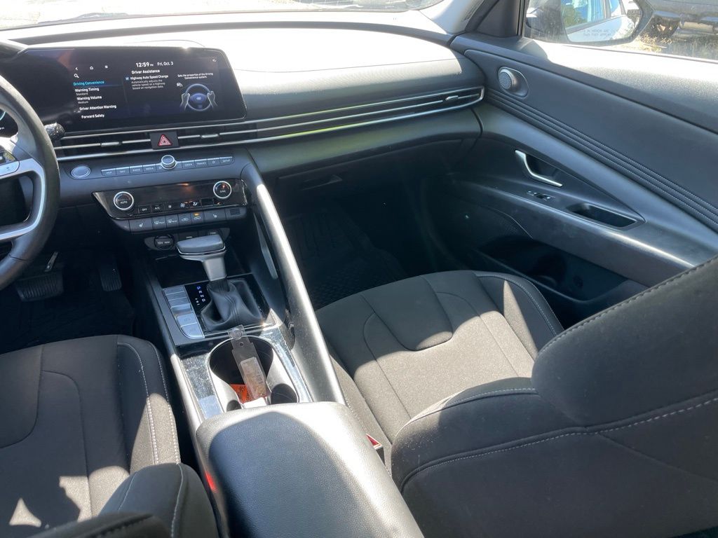 2023 Hyundai Elantra SEL photo 8