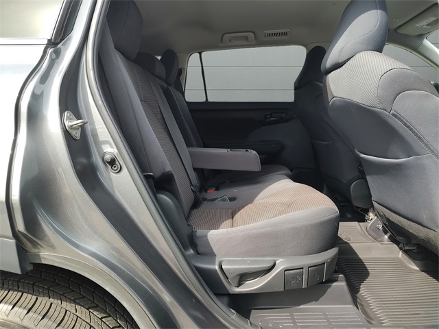2024 Toyota Highlander LE photo 9