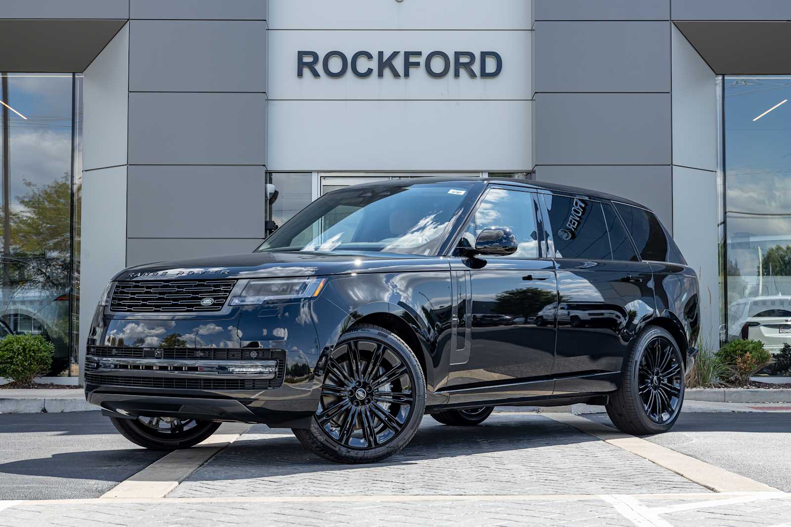 2025 Land Rover Range Rover SE's photo