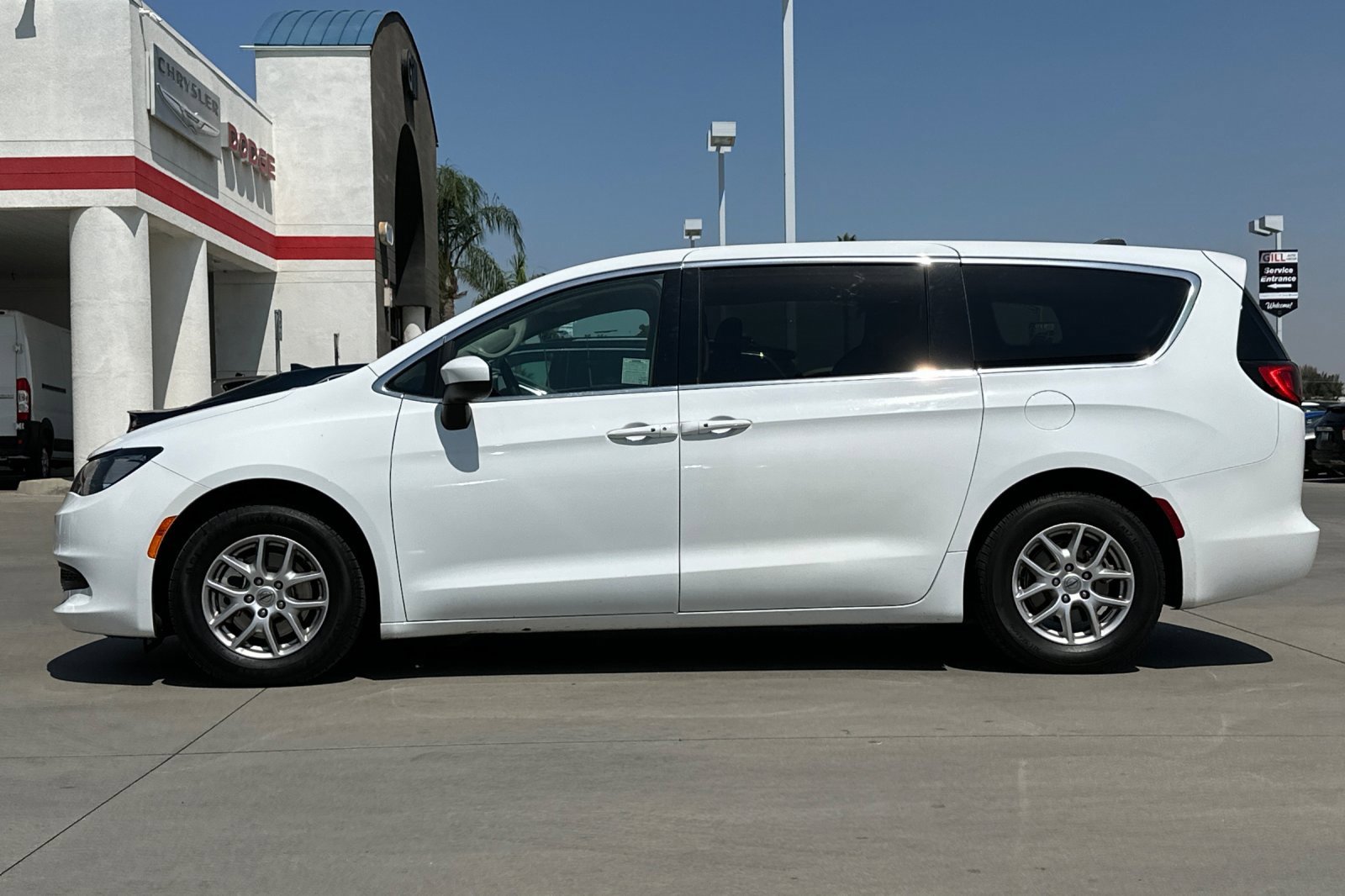 2022 Chrysler Voyager LX photo 3