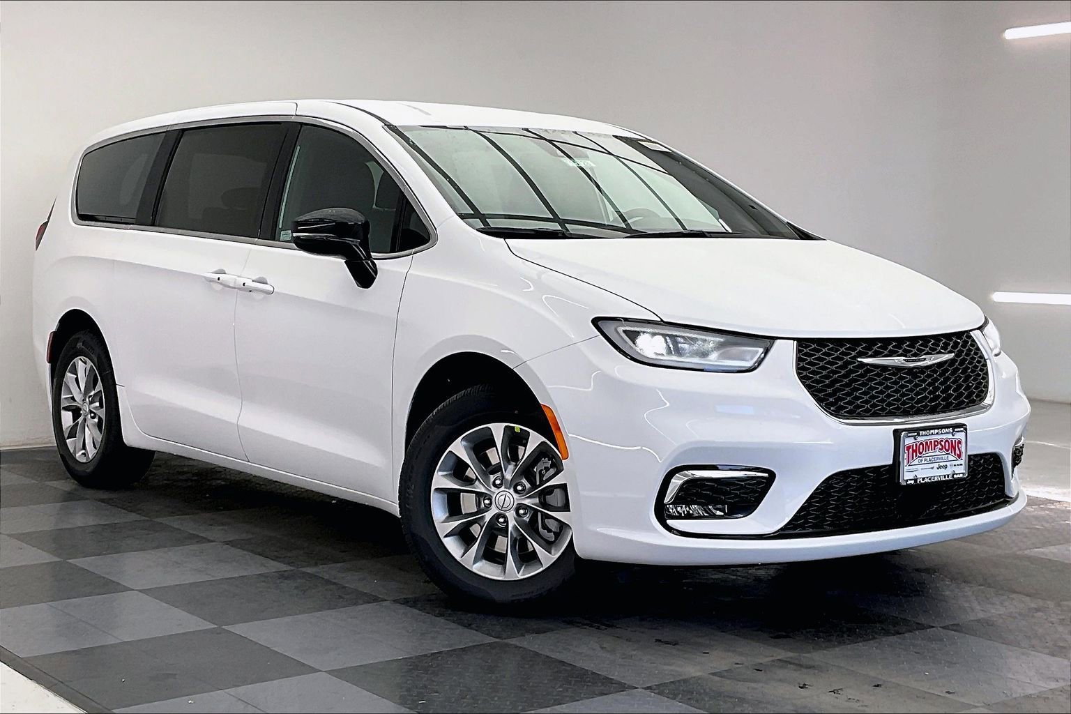 2026 Chrysler Pacifica Select's photo