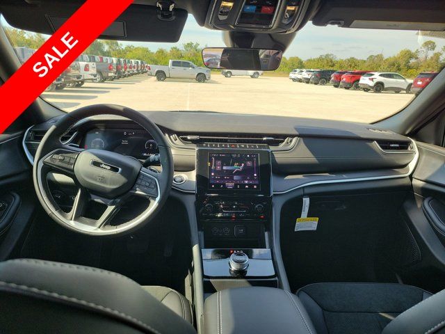 2025 Jeep Grand Cherokee Altitude photo 10