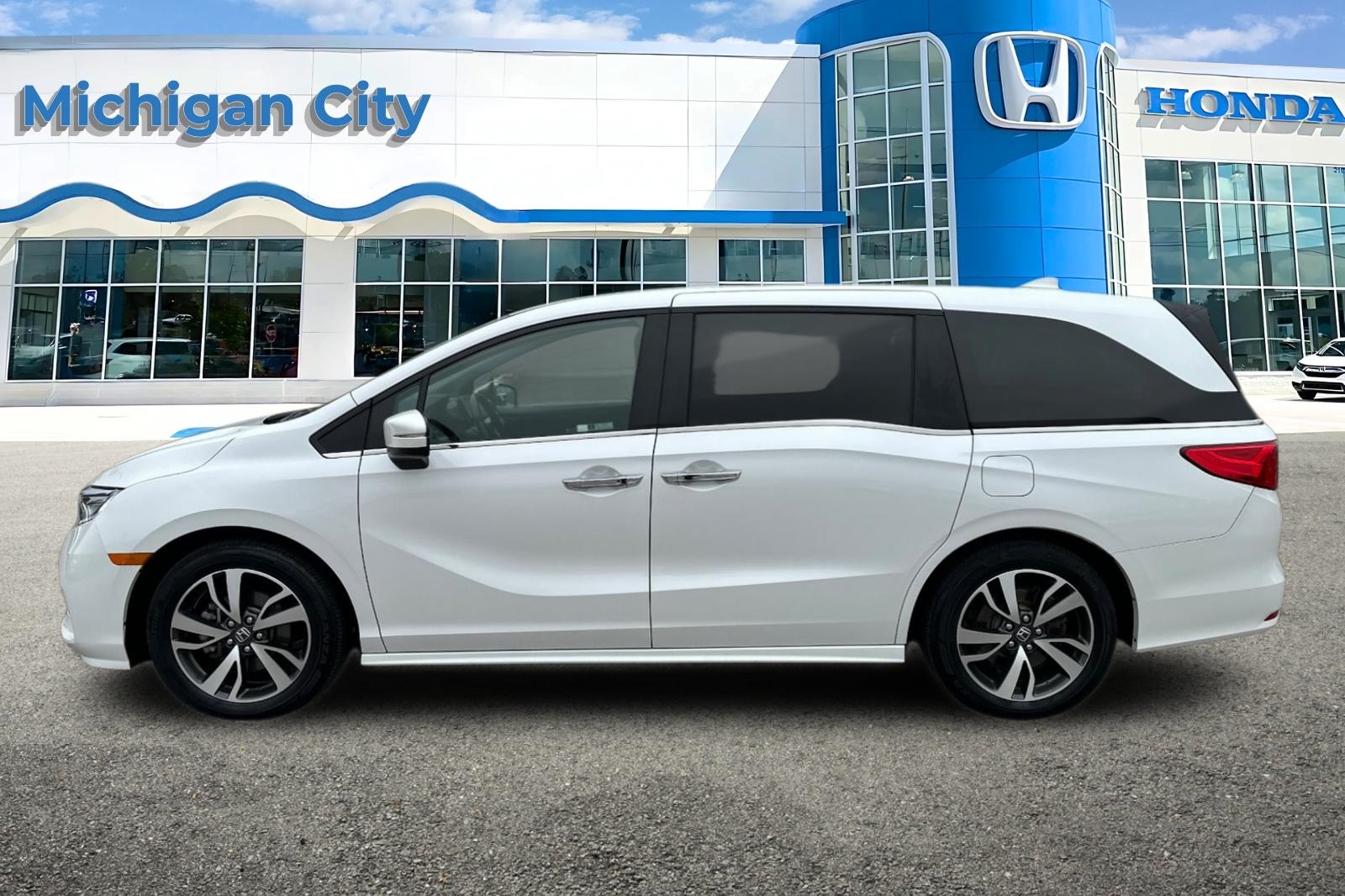 2024 Honda Odyssey Touring photo 2