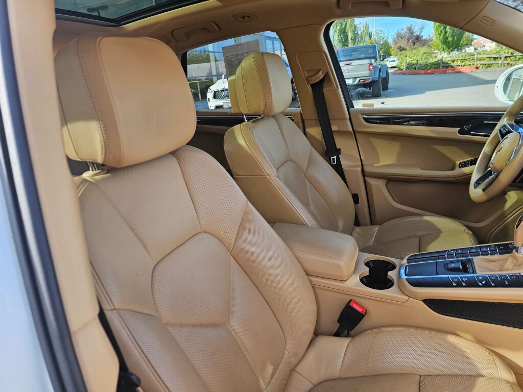 2015 Porsche Macan S photo 12