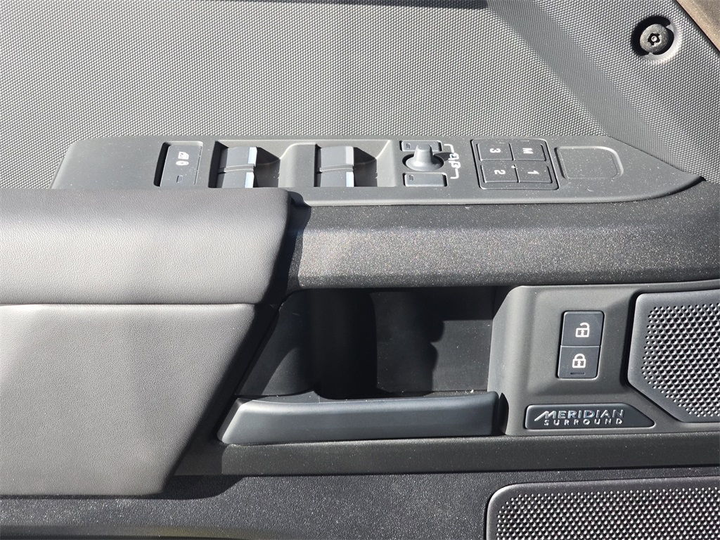2025 Land Rover Defender 110 V8 photo 27