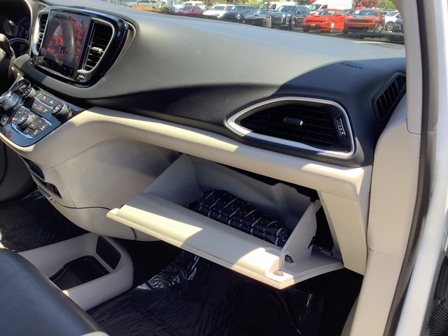 2022 Chrysler Pacifica Touring L photo 40