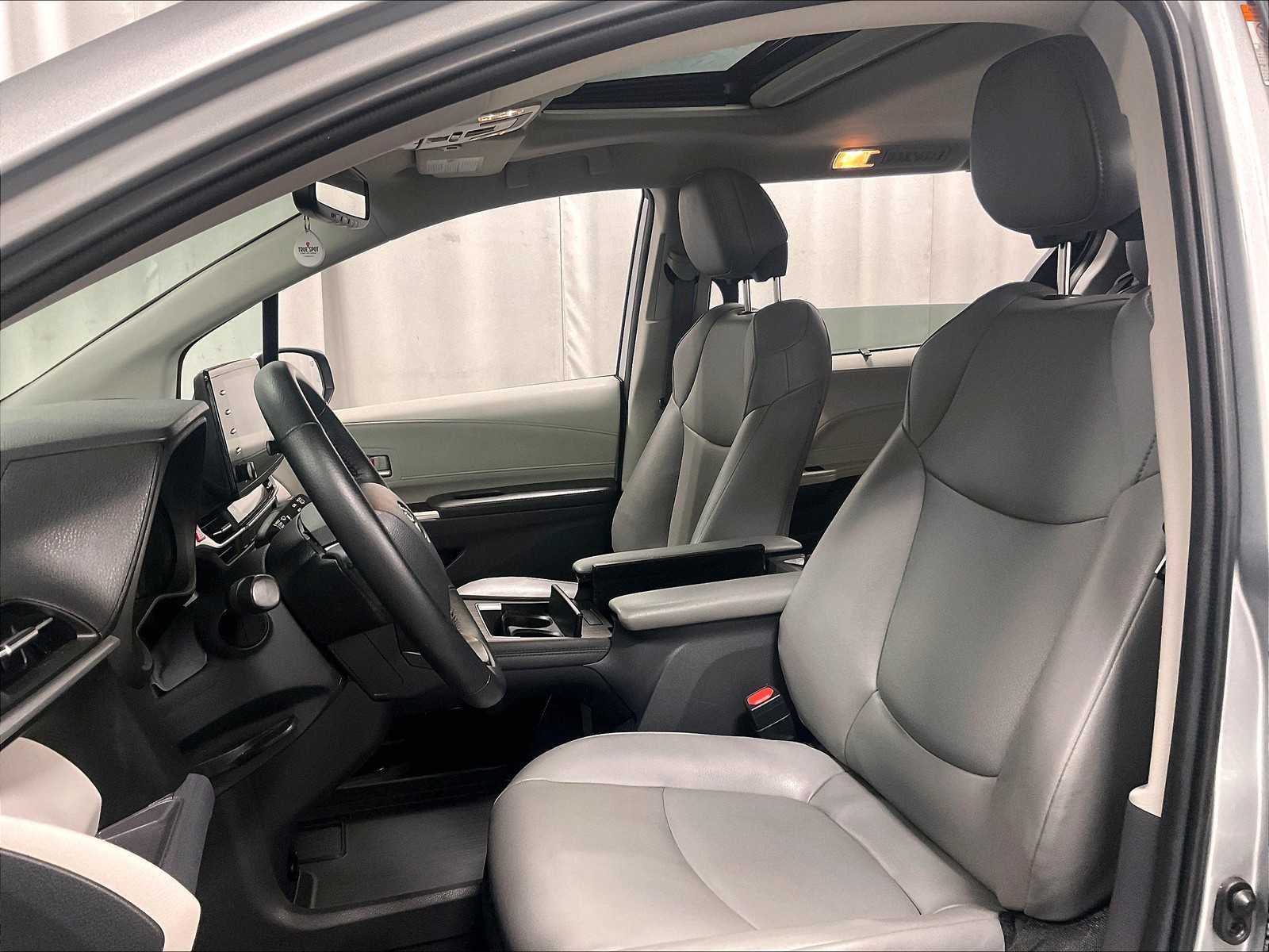 2022 Toyota Sienna XLE photo 10