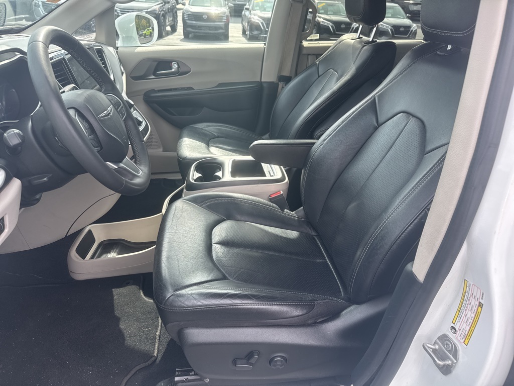 2022 Chrysler Pacifica Touring L photo 5