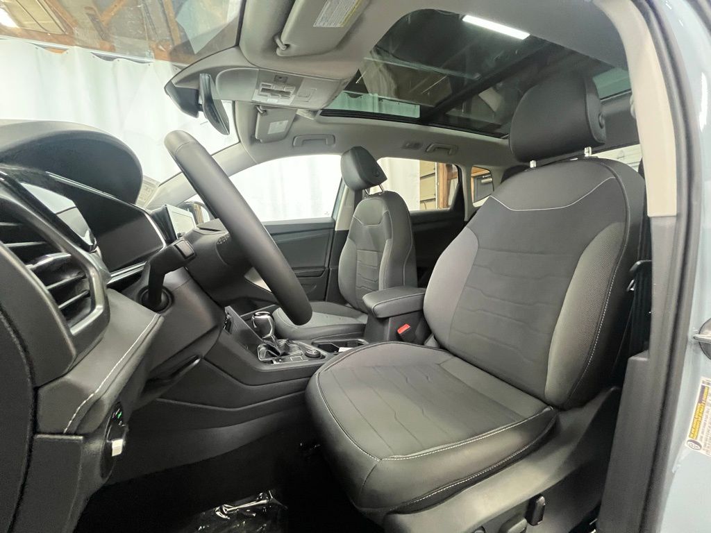 2025 Volkswagen Taos SE photo 9