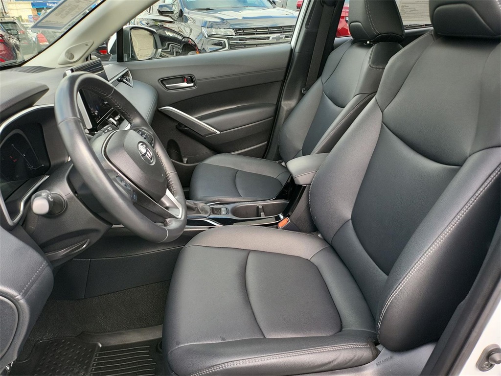 2024 Toyota Corolla Cross XLE photo 12
