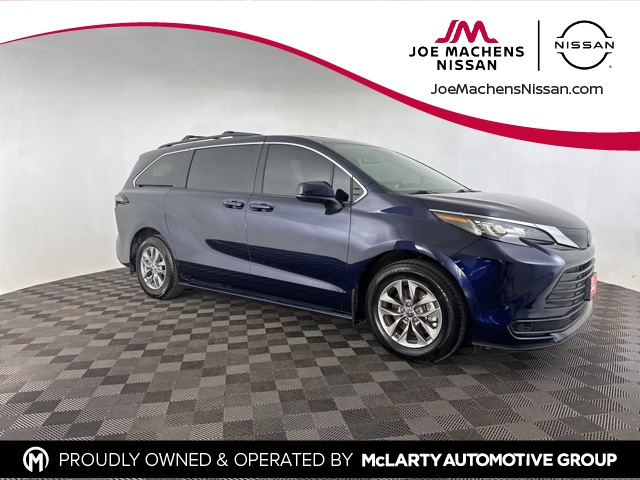 2025 Toyota Sienna LE's photo