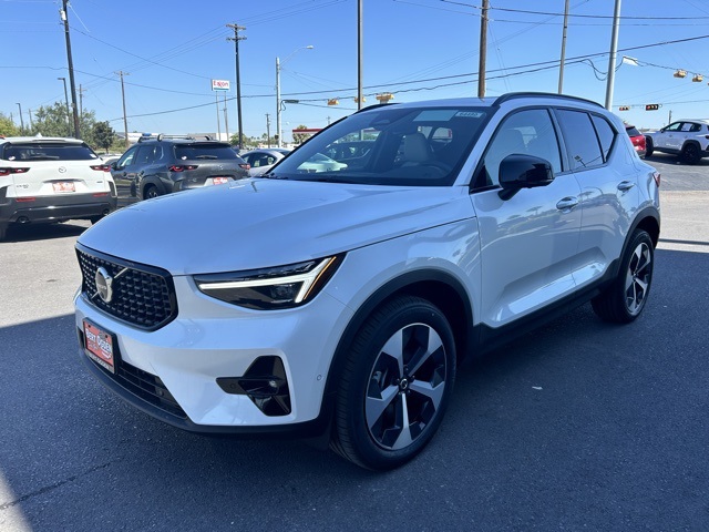 2026 Volvo XC40 AWD Plus photo 2