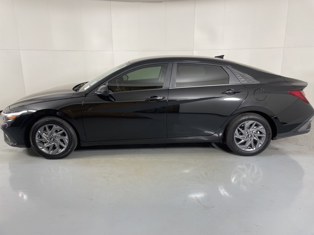 2024 Hyundai Elantra SEL photo 3
