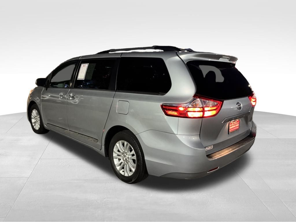 2016 Toyota Sienna XLE photo 3
