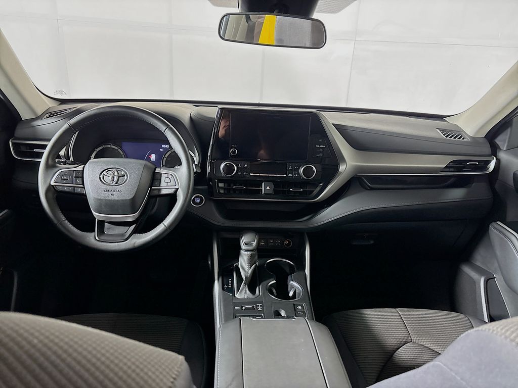 2024 Toyota Highlander LE photo 12