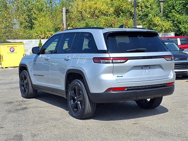 2023 Jeep Grand Cherokee Laredo Altitude photo 2