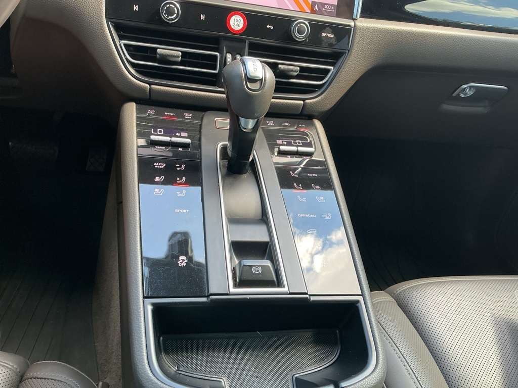 2024 Porsche Macan Base photo 12