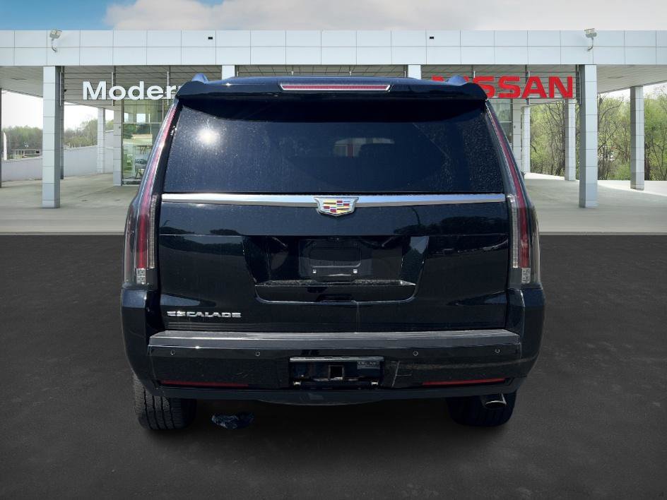 2017 Cadillac Escalade Luxury photo 4