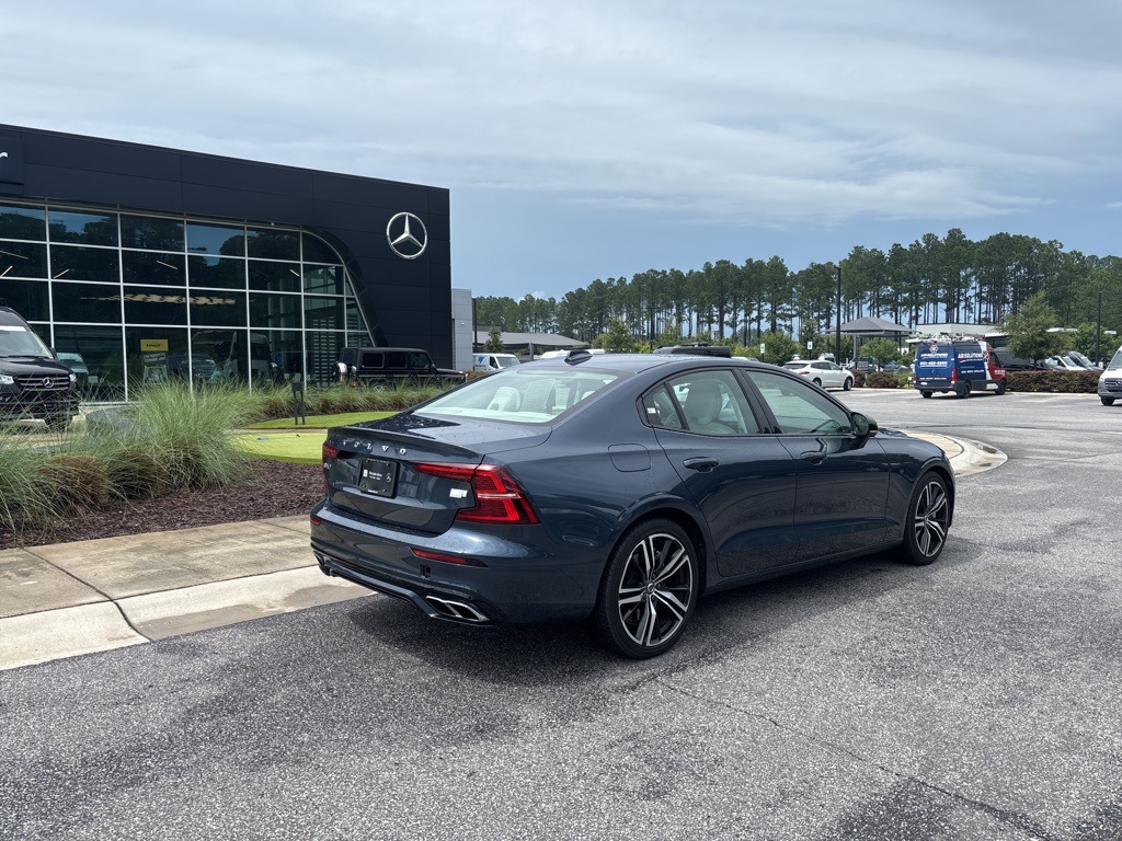 2022 Volvo S60 Recharge T8 R-Design Expression photo 2