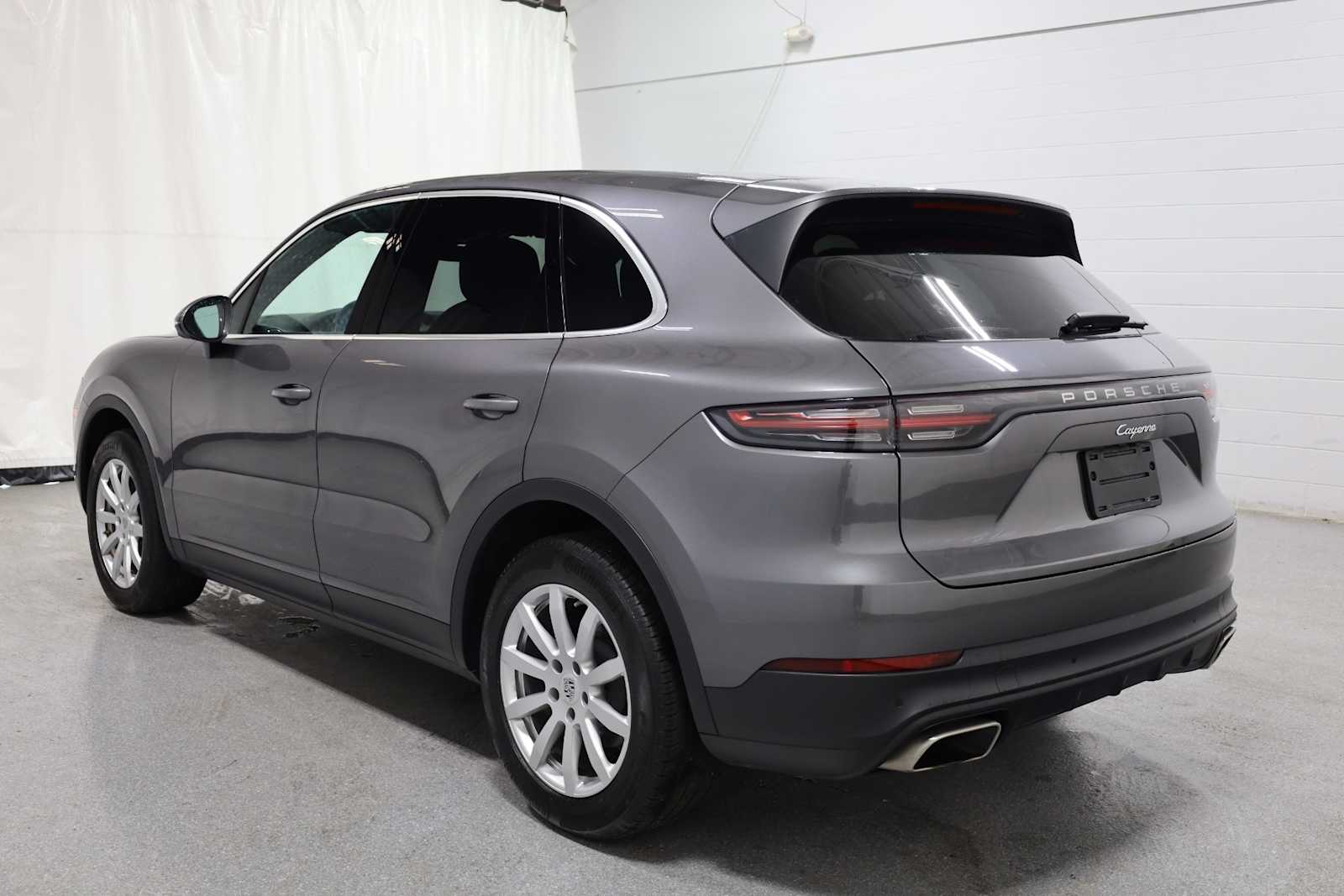 2022 Porsche Cayenne Base photo 2