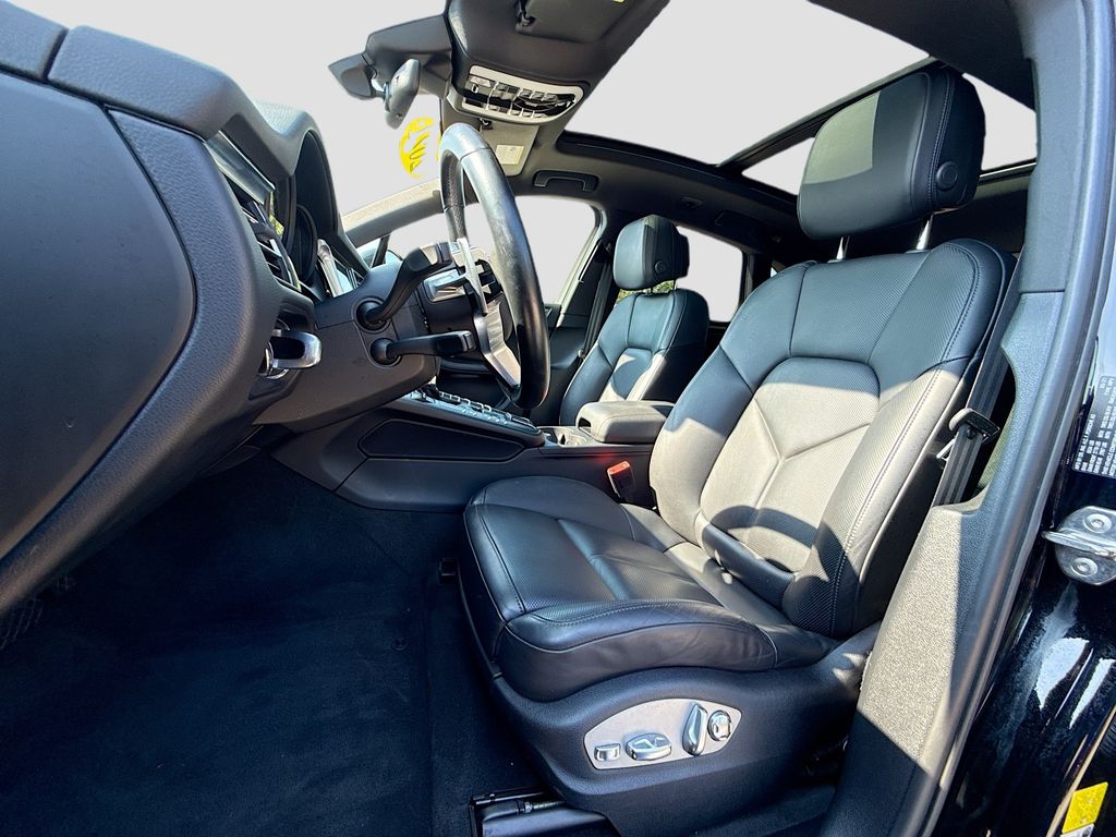 2021 Porsche Macan Base photo 13