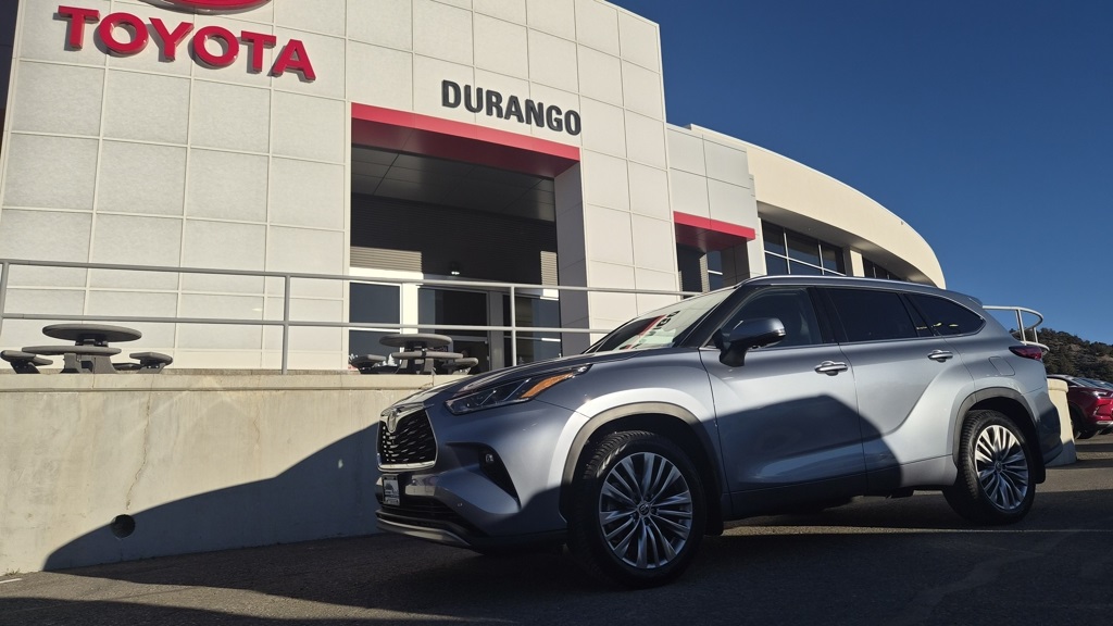 2023 Toyota Highlander Platinum's photo