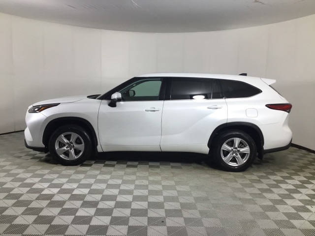 2022 Toyota Highlander LE photo 4