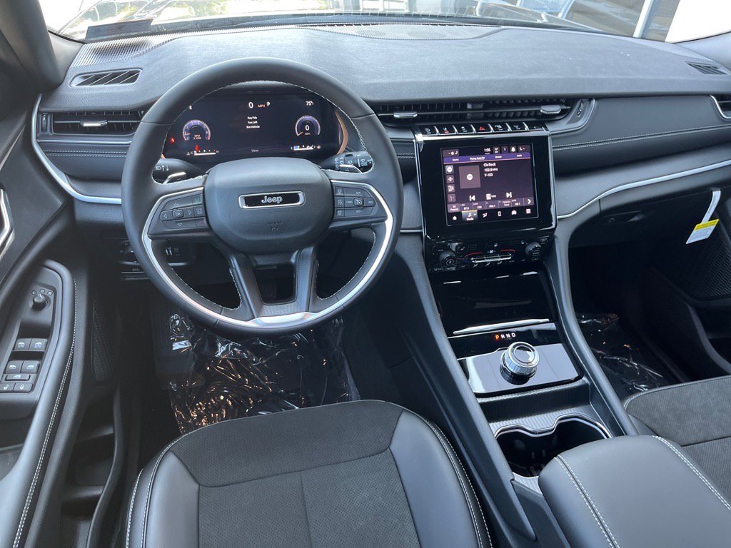 2025 Jeep Grand Cherokee Laredo Altitude photo 11