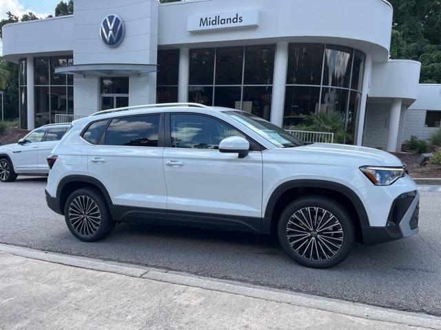 2025 Volkswagen Taos SE photo 2