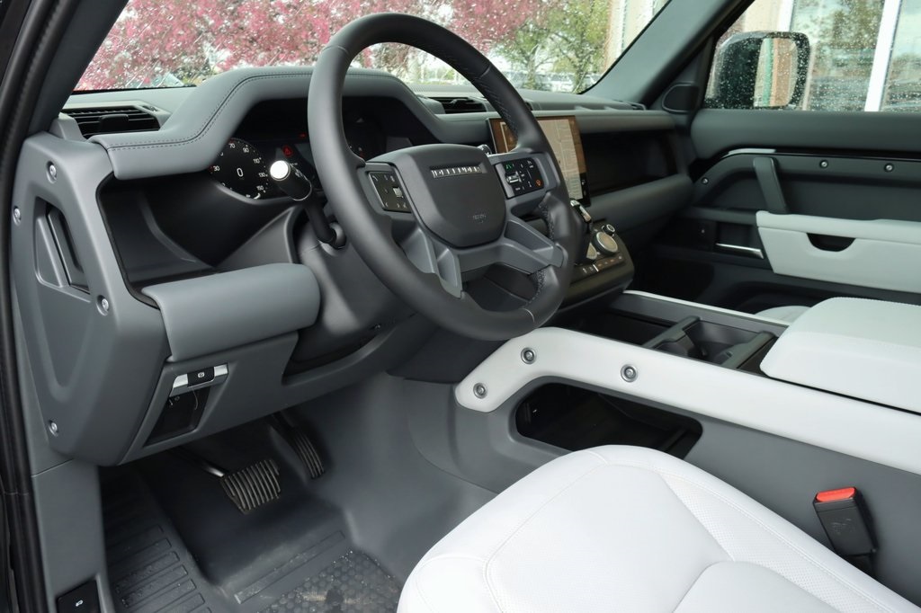 2025 Land Rover Defender 110 X-Dynamic SE photo 13