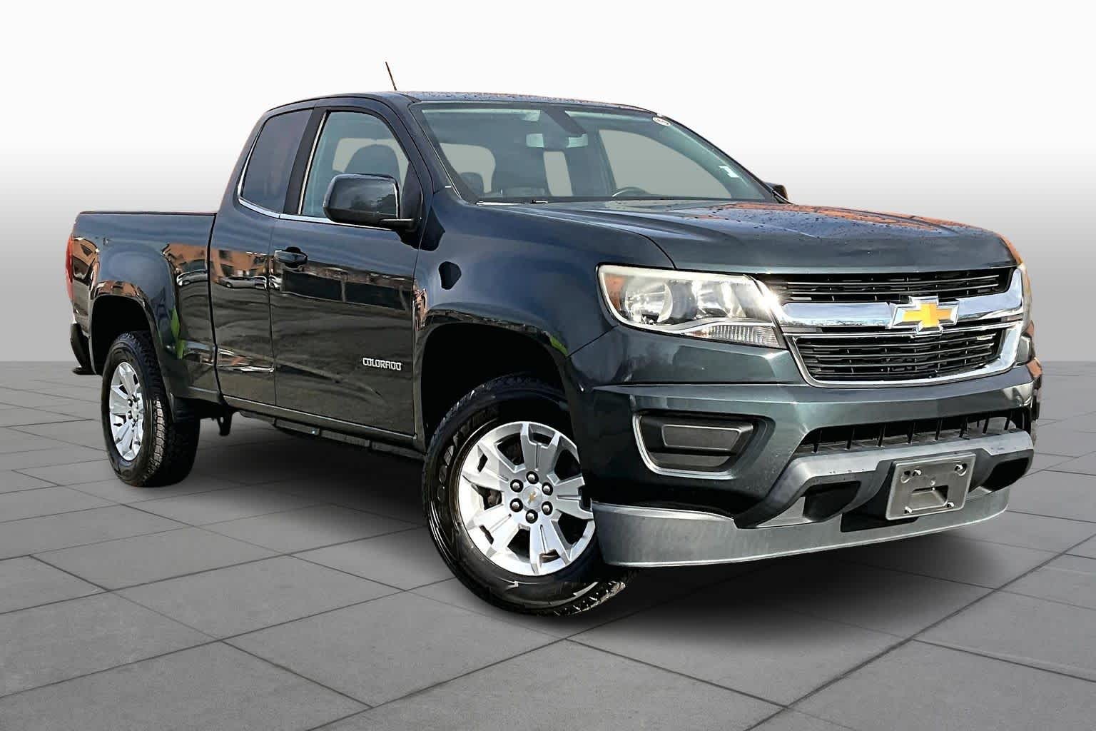 2017 Chevrolet Colorado LT photo 2