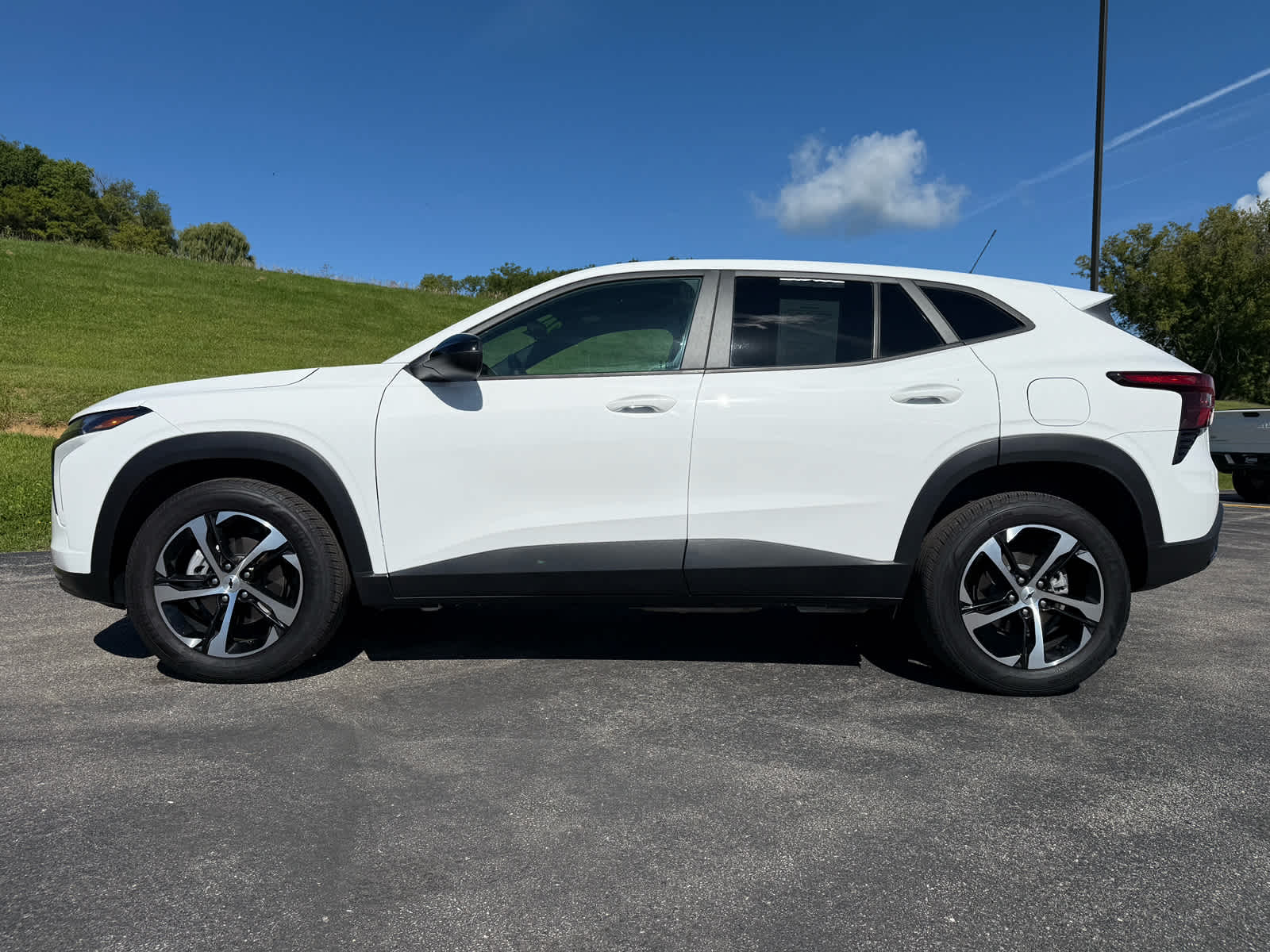 2024 Chevrolet Trax photo 2