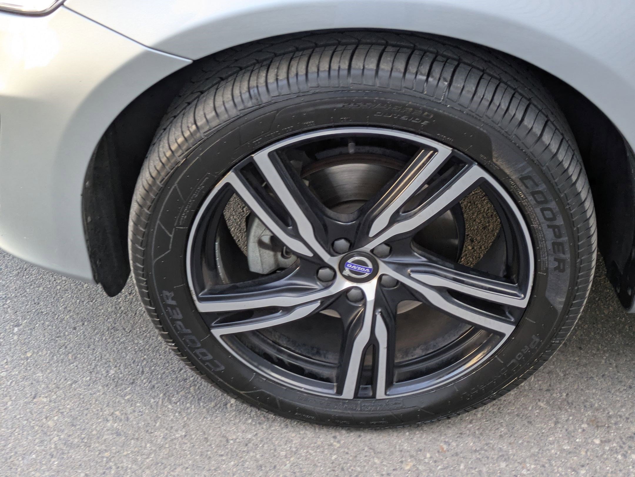 2017 Volvo XC60 Platinum R-Design photo 10
