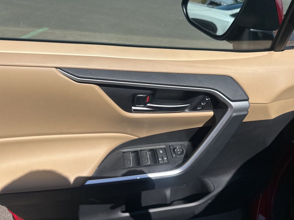2025 Toyota RAV4 XLE Premium photo 15