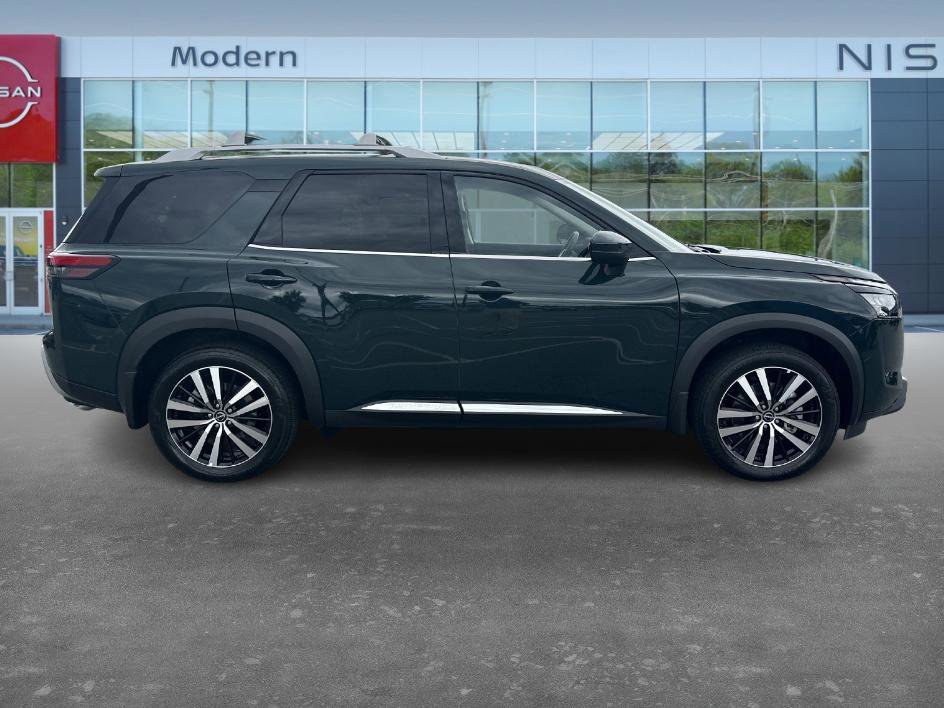 2025 Nissan Pathfinder Platinum photo 4