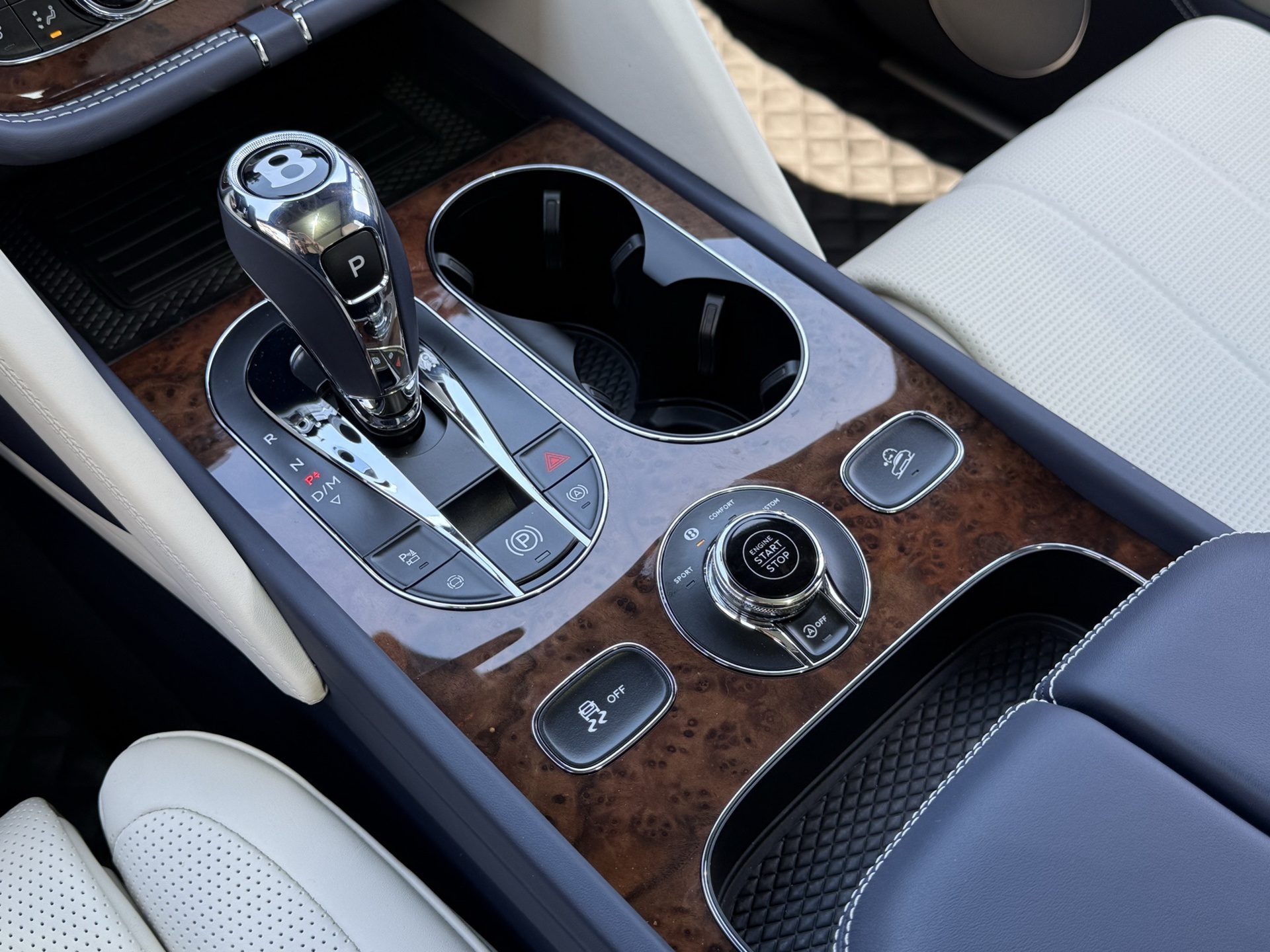 2024 Bentley Bentayga V8 photo 21