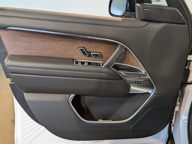 2025 Land Rover Range Rover SE photo 9