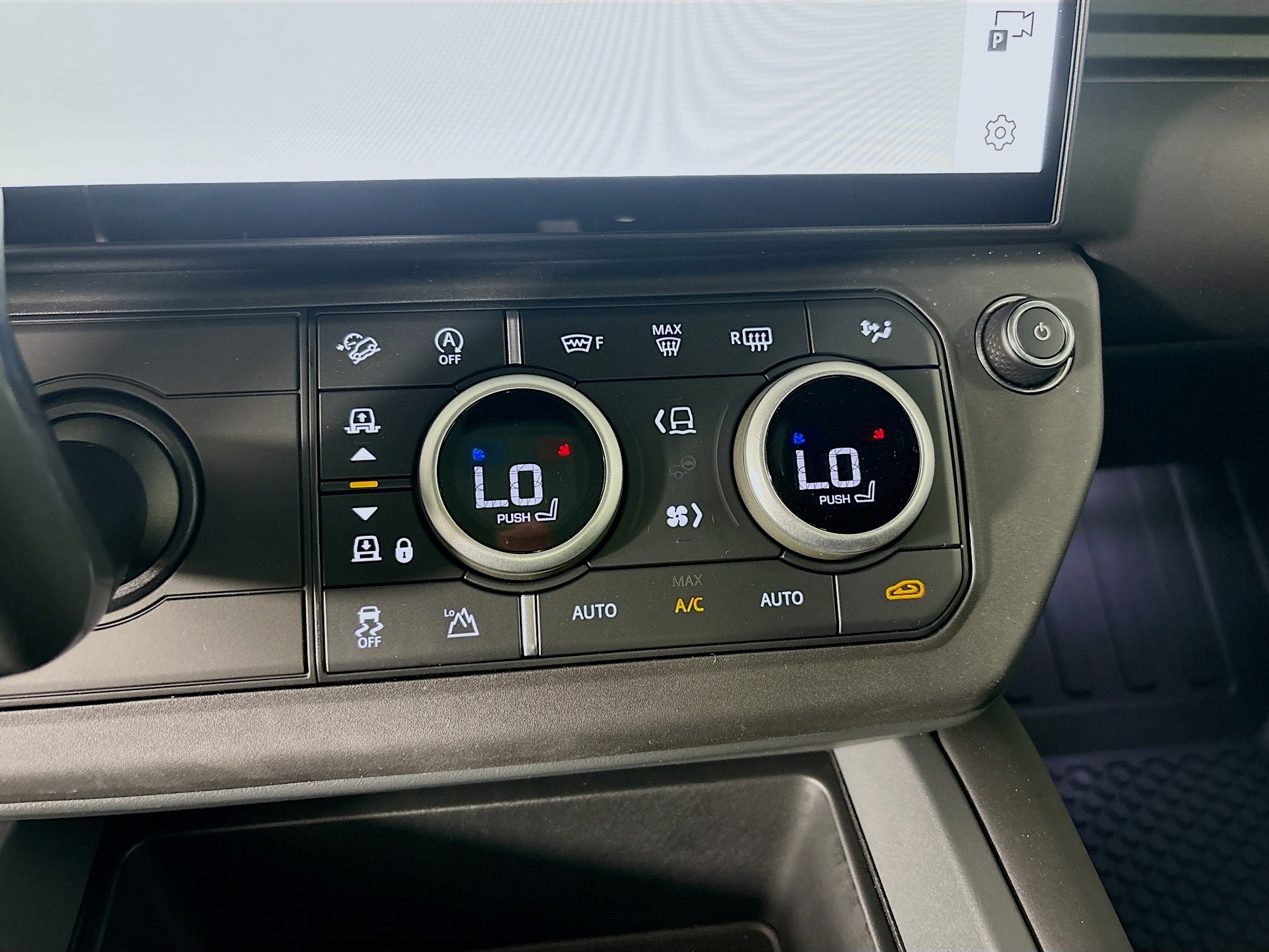 2026 Land Rover Defender 110 S photo 18