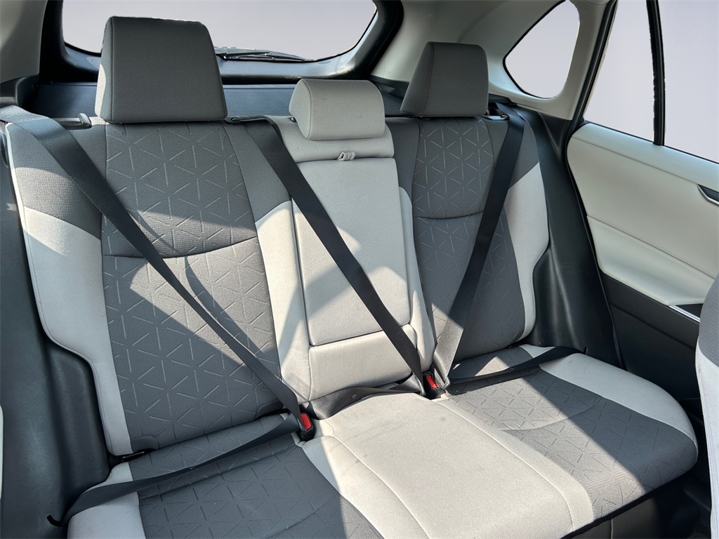 2022 Toyota RAV4 Hybrid XLE photo 17